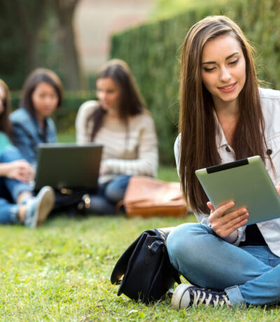 Filles étudiant dans un parc.