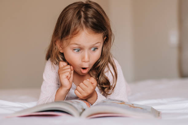 Fille surprise en lisant un livre