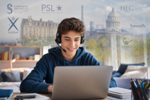 Étudiant expatrié souriant avec casque et micro, devant un ordinateur portable dans un cadre d’étude, logos universitaires en arrière-plan.