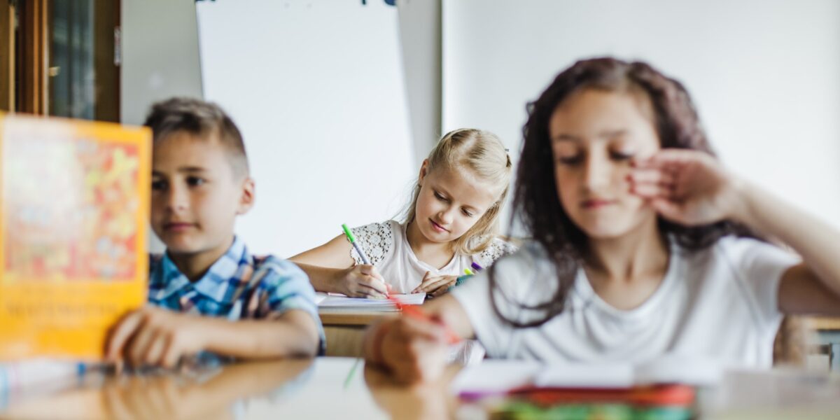 Enfants étudiant dans une salle de classe.